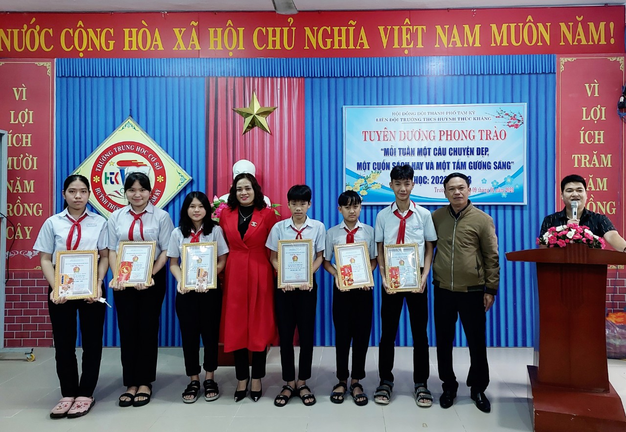 Liên đội THCS Huỳnh Thúc Kháng khen thưởng Đội viên trong phong trào “Mỗi tuần một câu chuyện đẹp, một cuốn sách hay và một tấm gương sáng”.