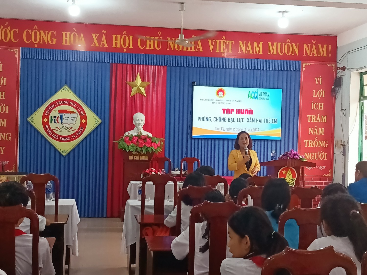 Liên đội trường THCS Huỳnh Thúc Kháng phối hợp với Sở lao động-thương binh và xã hội tổ chức tập huấn kỹ năng phòng, chống xâm hại, bạo lực trẻ em cho nhóm trẻ em nòng cốt